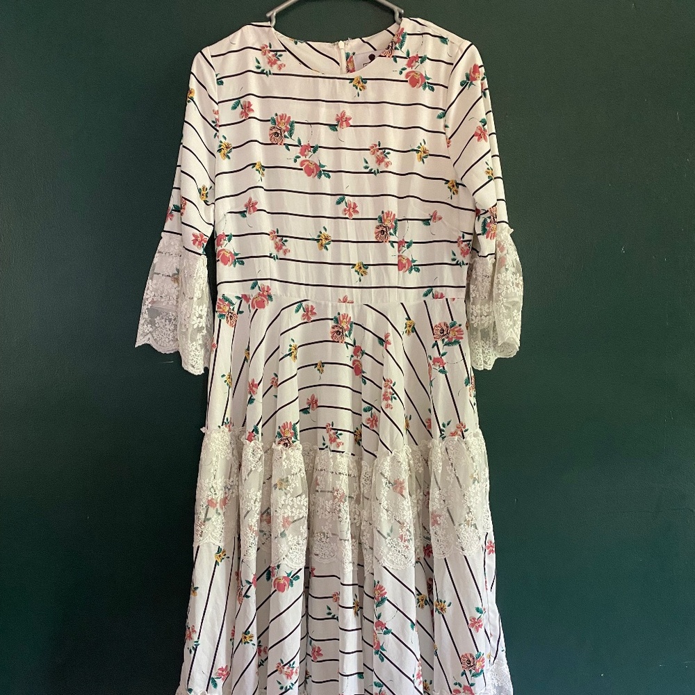 Dainty Jewell’s Dress M